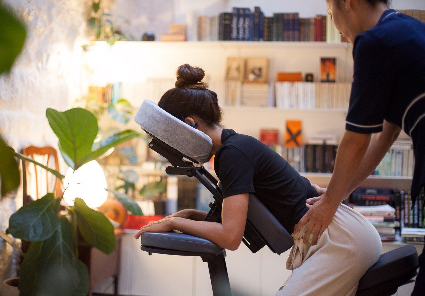 Séance de massage assis Amma sur chaise ergonomique dans un espace de travail contemporain
