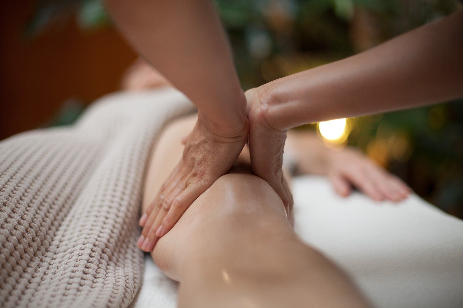 Les deux mains de Ling sur la cuisse, en pressions rythmées