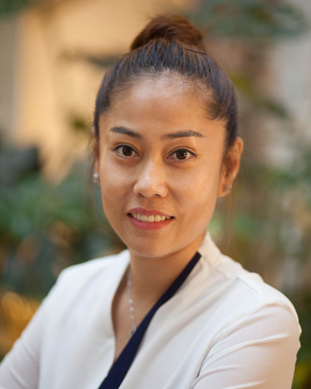 Ling, praticienne de Maison Ling, en tenue de soin